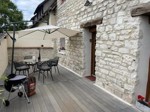 Facade/entrance, BBQ facilities, Balcony/Terrace