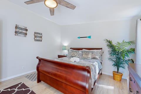 Wildwood by the Lake House in Castle Rock Lake