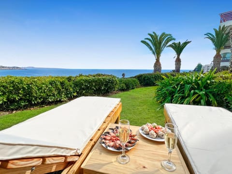 Balcony/Terrace, Food and drinks, Food, Sea view