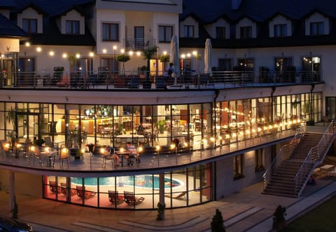 Property building, Restaurant/places to eat, Balcony/Terrace, Swimming pool