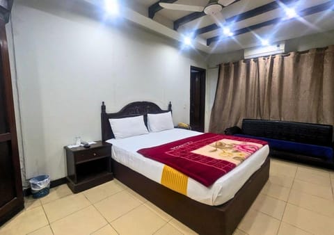 Bed, Seating area, Bedroom, air conditioner