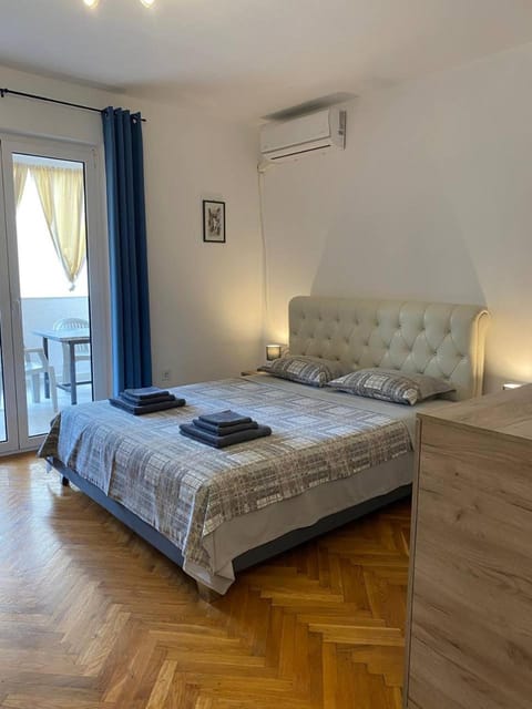 Bed, air conditioner