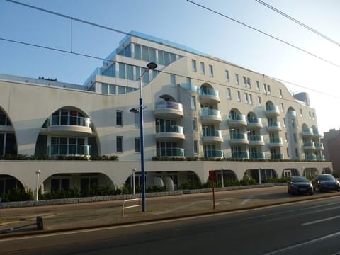 Property building, Restaurant/places to eat, Facade/entrance, On-site shops, Balcony/Terrace, Beach, City view, Street view