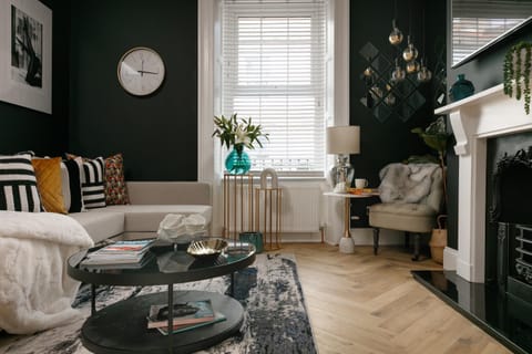 TV and multimedia, Living room, Decorative detail, Seating area