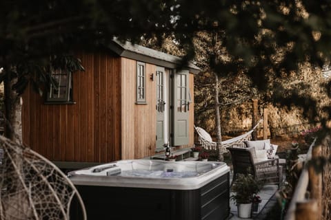 Property building, Patio, Facade/entrance, Garden, Hot Tub, View (from property/room)