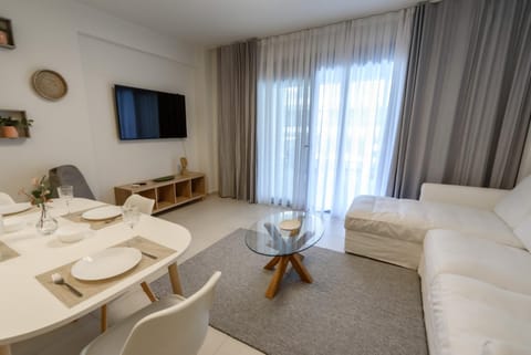 Communal lounge/ TV room, TV and multimedia, Living room, Seating area, Dining area