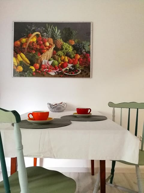 Living room, Food and drinks, Seating area, Dining area, Food