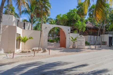Facade/entrance, Day, Street view