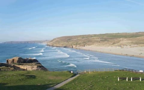 Romantic hideaway, seconds away from Perran beach Apartment in Perranporth