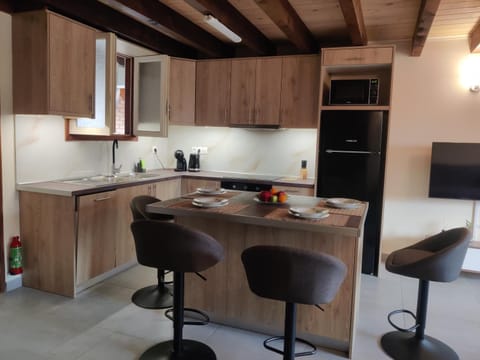 Kitchen or kitchenette, Dining area, dishwasher, minibar