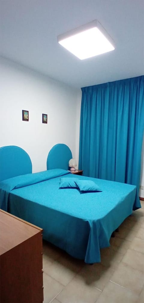 Bed, Bedroom, minibar, wardrobe