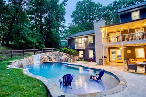 Lakefront, Saltwater Pool, Backyard Oasis, Private Dock, Home Gym House in Lake Lanier