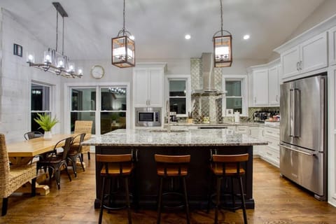 Lakefront, Saltwater Pool, Backyard Oasis, Private Dock, Home Gym House in Lake Lanier