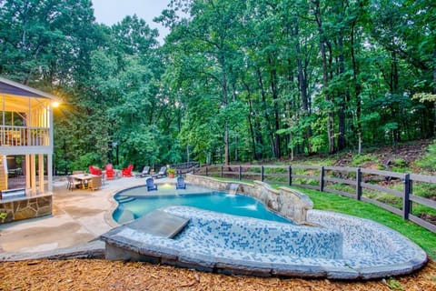 Lakefront, Saltwater Pool, Backyard Oasis, Private Dock, Home Gym House in Lake Lanier