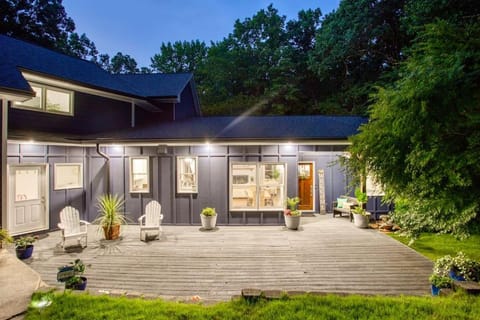 Lakefront, Saltwater Pool, Backyard Oasis, Private Dock, Home Gym House in Lake Lanier