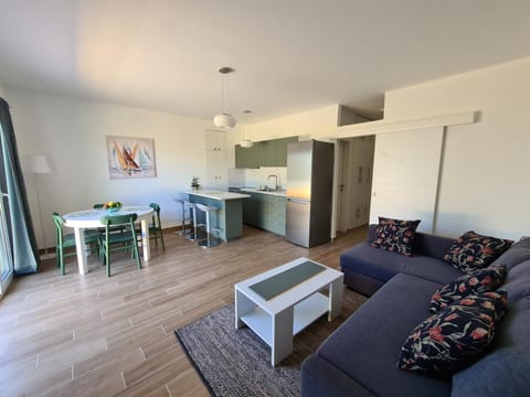 Kitchen or kitchenette, Living room, Seating area, Dining area