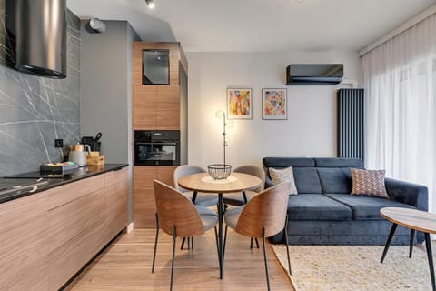 Coffee/tea facilities, Kitchen or kitchenette, Living room, Seating area, stove