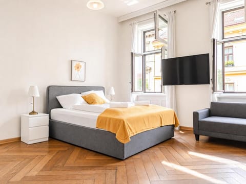 Property building, Bed, TV and multimedia, Seating area, Bedroom