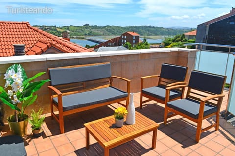 Nearby landmark, Off site, View (from property/room), View (from property/room), Balcony/Terrace, Balcony/Terrace, City view, City view, Landmark view, Landmark view, Sea view, Sea view, Street view, Street view, Quiet street view