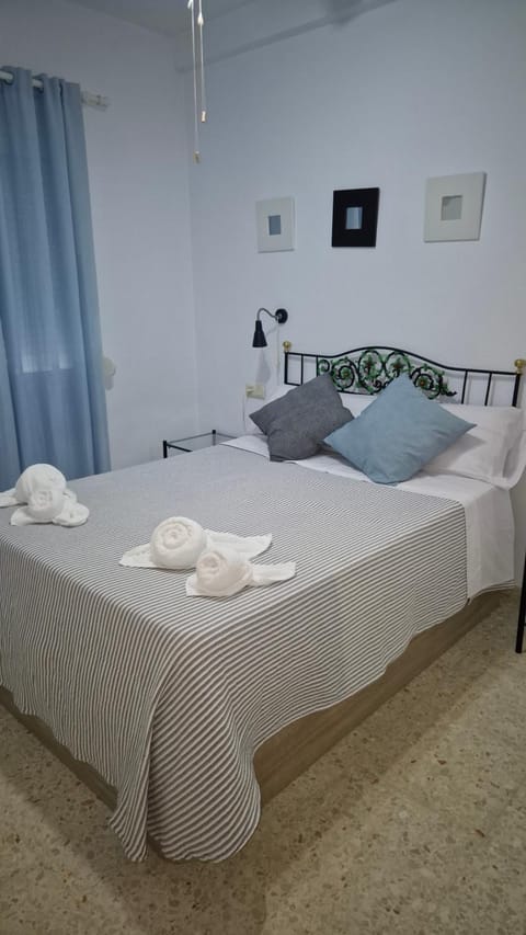 Photo of the whole room, Bedroom, towels