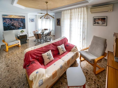 TV and multimedia, Living room, Lounge or bar, Photo of the whole room, Seating area, Dining area, air conditioner