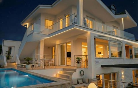 Property building, Pool view