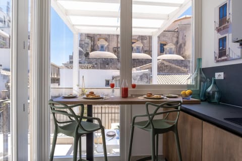 Patio, Kitchen or kitchenette, Dining area