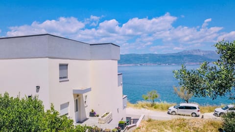 Property building, Day, Neighbourhood, Natural landscape, Lake view, Parking