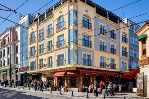 Property building, Neighbourhood, Street view, Area and facilities