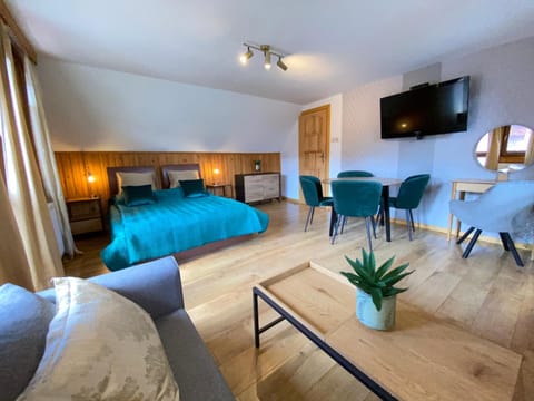 TV and multimedia, Photo of the whole room, Seating area, Evening entertainment, Bedroom