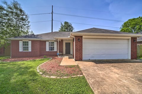 Convenient Centerton Retreat with Deck and Yard! House in Bentonville