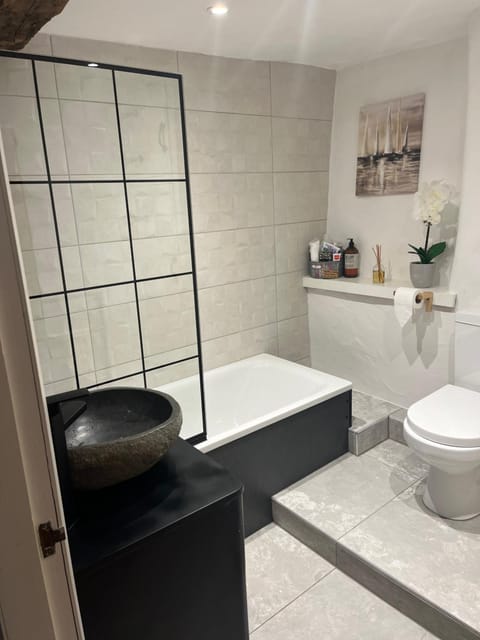 The Old Post Office, Cosy Grade II listed 2 bed apartment Windermere Apartment in England