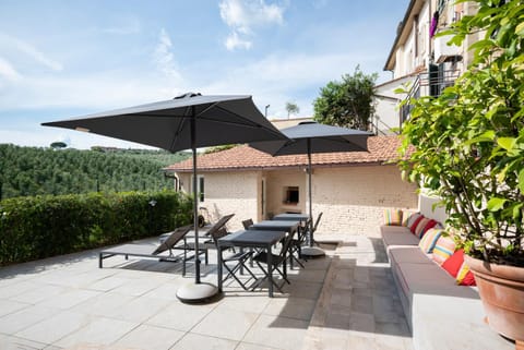 Property building, Garden, Balcony/Terrace, Dining area, Garden view, sunbed