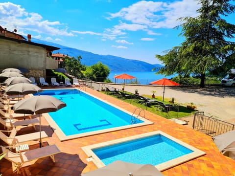Swimming pool, sunbed