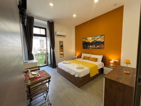 Bed, Photo of the whole room, Seating area, Bedroom, towels