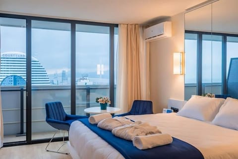 Bed, Living room, Photo of the whole room, Seating area, Bedroom, air conditioner