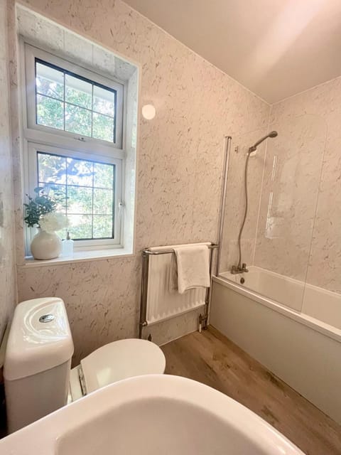 Lovely 2-Bedroom New Forest apartment on a Farm Apartment in New Milton