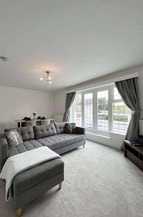 Lovely 2-Bedroom New Forest apartment on a Farm Apartment in New Milton