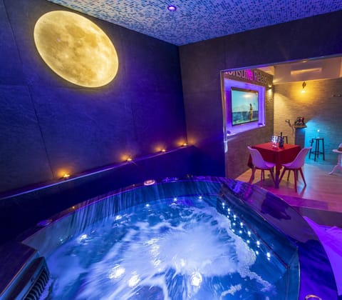 Hot Tub, Swimming pool