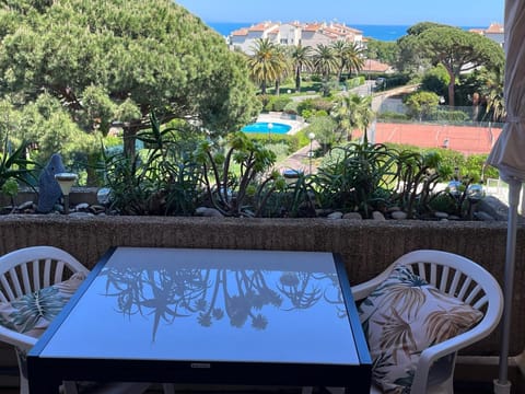 View (from property/room), Balcony/Terrace, Garden view, Landmark view, Pool view, Sea view