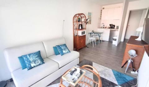 Kitchen or kitchenette, Living room, Photo of the whole room, Seating area, Dining area