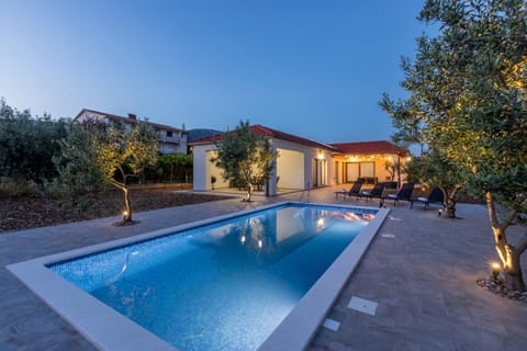 BBQ facilities, Garden, Balcony/Terrace, Seating area, Garden view, Mountain view, Pool view, Pool view, Swimming pool, Location, Quiet street view, Inner courtyard view