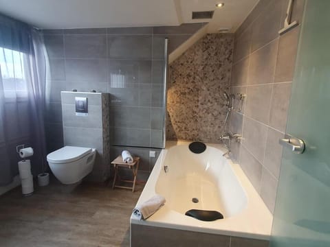 Shower, Toilet, Bathroom, Bath, towels