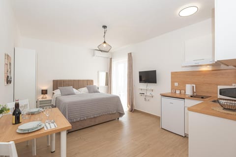 Bed, TV and multimedia, Kitchen or kitchenette, Dining area, Bedroom, minibar