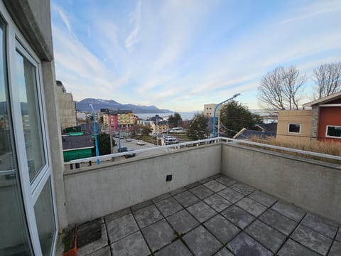 Balcony/Terrace, City view, Mountain view