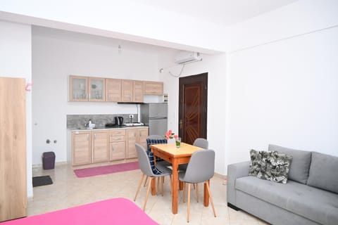 Kitchen or kitchenette, Living room, Seating area, Dining area, pet friendly, stove