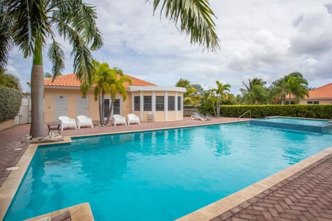 Day, Swimming pool, sunbed