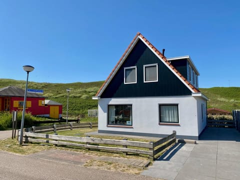 Property building, Restaurant/places to eat, Beach
