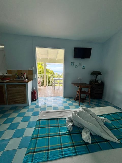 Bed, TV and multimedia, Bedroom, towels