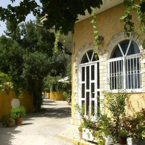 Property building, Patio, Facade/entrance, Spring, Day, Garden, Garden view